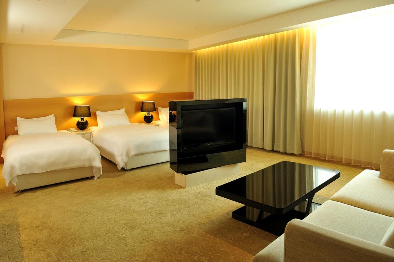 טאינאן Asia Emperor Hotel מראה חיצוני תמונה